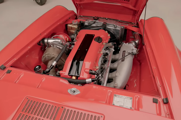 Leno nói rằng chiếc xe rất chắc chắn và ổn định trên đường cao tốc, không có hiện tượng rung lắc hay tiếng ồn thường có với các chiếc xe cổ điển được phục chế kiêm độ.