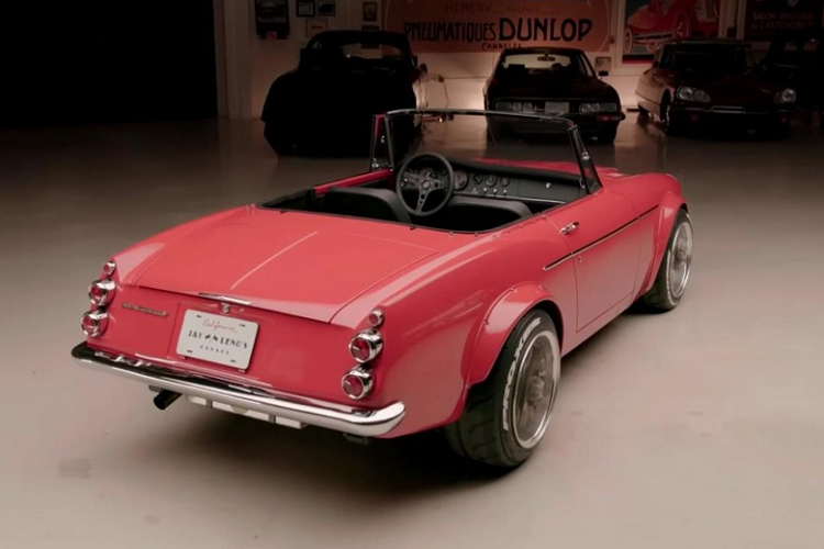 Chiếc Datsun 1600 Roadster phục chế này chính là dự án xe cổ đầu tiên của Spangnola, và anh ấy nói rằng bản thân đã mất khoảng 5 tháng để hoàn thành mọi thứ.