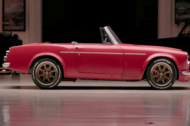 Người dẫn chương trình Jay Leno luôn có tình cảm đặc biệt với chiếc Datsun 1600 mui trần hàng hiếm này. Nguyên nhân vì nó là chiếc xe thể thao đầu tiên mà ông ấy từng sở hữu, và trong video trên, ông thừa nhận rằng ông cũng sẽ làm điều tương tự nếu còn giữ chiếc Datsun cổ điển của mình.