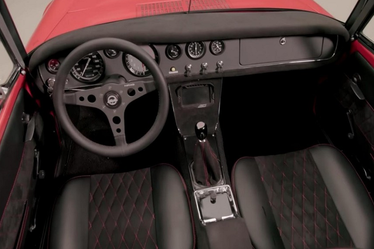 Trông đẹp đẽ là thế, nhưng thực tế Spagnola đã mua chiếc Datsun 1600 này với giá 600 USD (khoảng hơn 12 triệu đồng) trong tình trạng tồi tàn. Nó chỉ là một chiếc vỏ có một chỗ ngồi, và dưới nắp capô là một động cơ không đầu xi-lanh. 