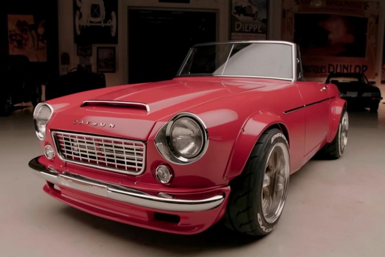 Những chiếc xe cổ điển là tuyệt nhất khi được giữ nguyên bản, nhưng bổ sung công nghệ hiện đại một cách hợp lý cũng sẽ làm tăng thêm hào quang của chúng. Đó là những gì Mike Spagnola của Purpose Built Motors đã làm với một chiếc Datsun 1600 Roadster cổ điển, và chiếc xe Nhật Bản thú vị này đã có cơ hội góp mặt trong một video của kênh YouTube “Jay Leno's Garage”.