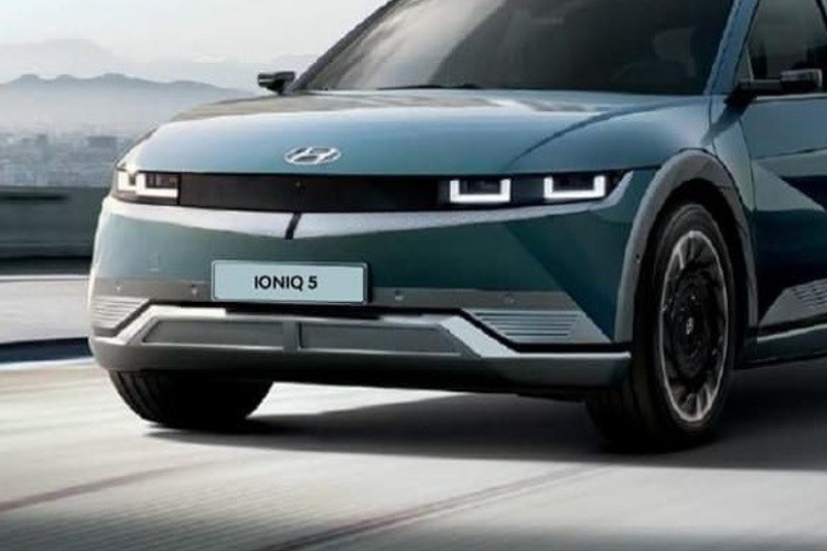 Dự kiến, Hyundai Ioniq 5 cũng sẽ có 2 loại pin, tương tự người anh em Kona EV. Cụ thể, mẫu SUV cỡ trung này khi ra mắt thị trường Malaysia sẽ dùng pin 58 kWh và 72,6 kWh. Ngoài ra, xe còn được chia thành 3 bản trang bị là Lite, Plus và Max.
