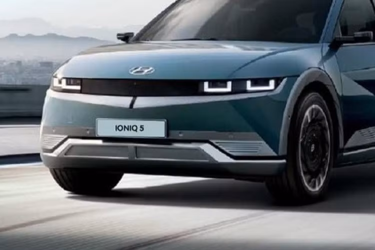 Dự kiến, Hyundai Ioniq 5 cũng sẽ có 2 loại pin, tương tự người anh em Kona EV. Cụ thể, mẫu SUV cỡ trung này khi ra mắt thị trường Malaysia sẽ dùng pin 58 kWh và 72,6 kWh. Ngoài ra, xe còn được chia thành 3 bản trang bị là Lite, Plus và Max.