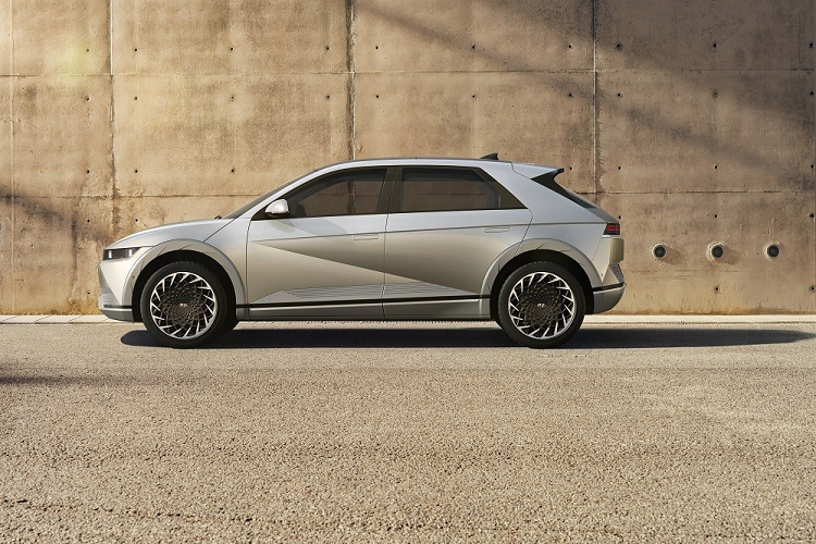 Dự kiến, bản Max của Hyundai Ioniq 5 tại Malaysia sẽ có thời gian tăng tốc từ 0-100 km/h trong 5,2 giây, đạt vận tốc tối đa 185 km/h và phạm vi di chuyển 430 km sau khi sạc đầy pin. Với hệ thống sạc nhanh DC 50 kW, thời gian sạc 80% pin 72,6 kWh là khoảng 62 phút.