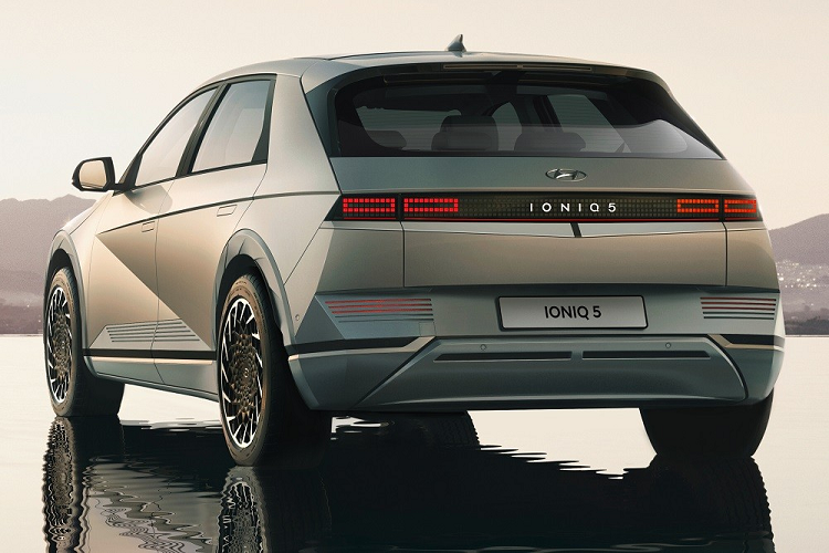 Ngoài Malaysia, hãng Hyundai còn dự định bán Ioniq 5 tại thị trường Indonesia. Thậm chí, mẫu SUV điện này còn được lên kế hoạch lắp ráp tại nhà máy ở Indonesia. Tuy nhiên, hiện chưa rõ giá xe Hyundai Ioniq 5 2022 tại Malaysia và nó có được phân phối chính hãng tại Việt Nam như Kia EV6 hay không.