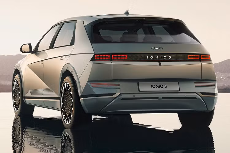 Ngoài Malaysia, hãng Hyundai còn dự định bán Ioniq 5 tại thị trường Indonesia. Thậm chí, mẫu SUV điện này còn được lên kế hoạch lắp ráp tại nhà máy ở Indonesia. Tuy nhiên, hiện chưa rõ giá xe Hyundai Ioniq 5 2022 tại Malaysia và nó có được phân phối chính hãng tại Việt Nam như Kia EV6 hay không.