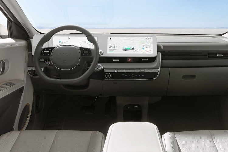 Không chỉ có thông số kỹ thuật ấn tượng, Hyundai Ioniq 5 còn sở hữu kích thước khá lớn, bao gồm chiều dài 4.635 mm, chiều rộng 1.890 mm, chiều cao 1.605 mm và chiều dài cơ sở 3.000 mm. Kích thước này mang đến không gian nội thất khá rộng rãi cho xe.