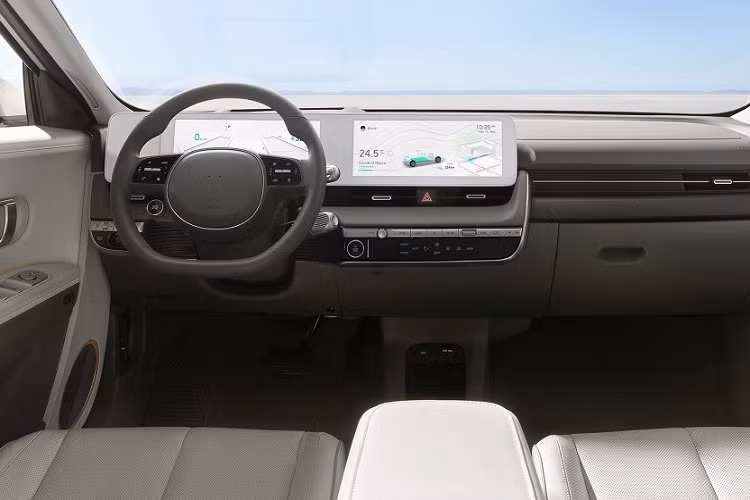 Không chỉ có thông số kỹ thuật ấn tượng, Hyundai Ioniq 5 còn sở hữu kích thước khá lớn, bao gồm chiều dài 4.635 mm, chiều rộng 1.890 mm, chiều cao 1.605 mm và chiều dài cơ sở 3.000 mm. Kích thước này mang đến không gian nội thất khá rộng rãi cho xe.