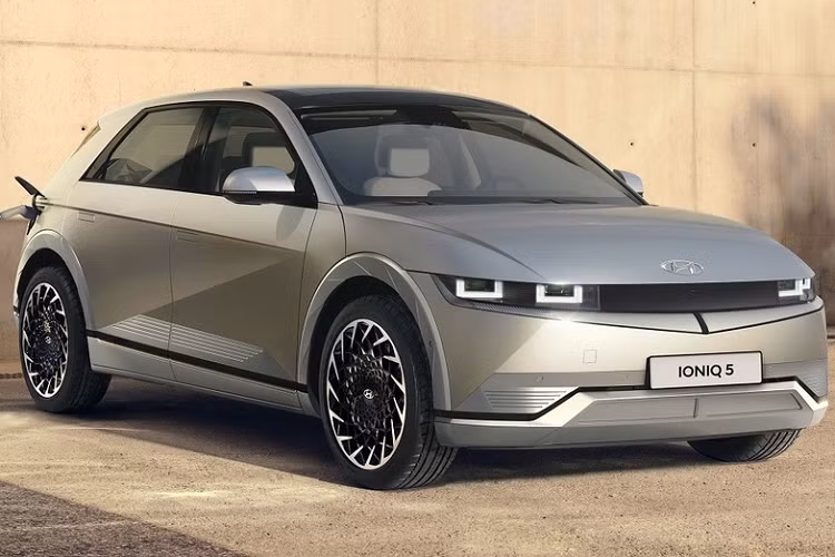 Tương tự như vậy, cụm pin 58 kWh cũng có thể dùng cho Hyundai Ioniq 5 phiên bản RWD và AWD. Ở phiên bản RWD và dùng pin 58 kWh, xe sở hữu công suất tối đa 168 mã lực và mô-men xoắn cực đại 350 Nm. Hai con số tương ứng của phiên bản AWD là 232 mã lực và 605 Nm.