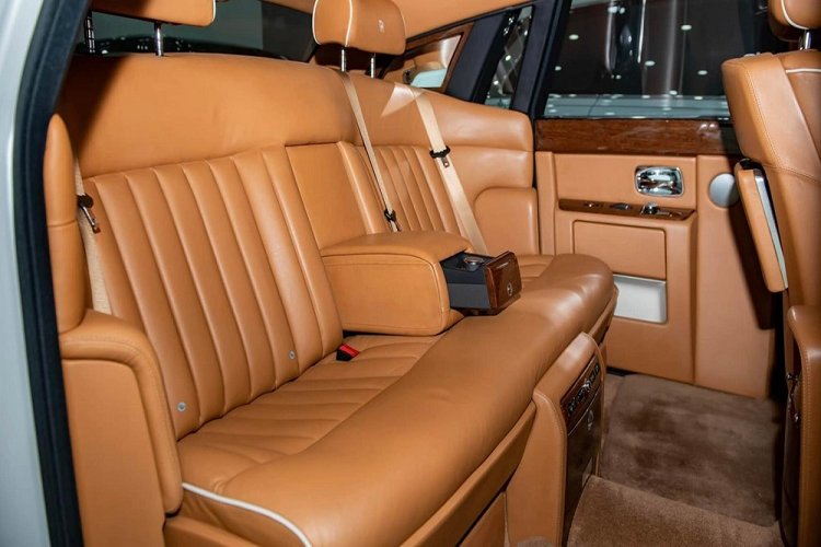 Hiện vẫn chưa rõ đại lý tư nhân tại Việt Nam đưa ra mức giá chào bán dành cho chiếc xe Rolls-Royce Phantom bản giới hạn 100 xe sản xuất trên toàn cầu này là bao nhiêu?