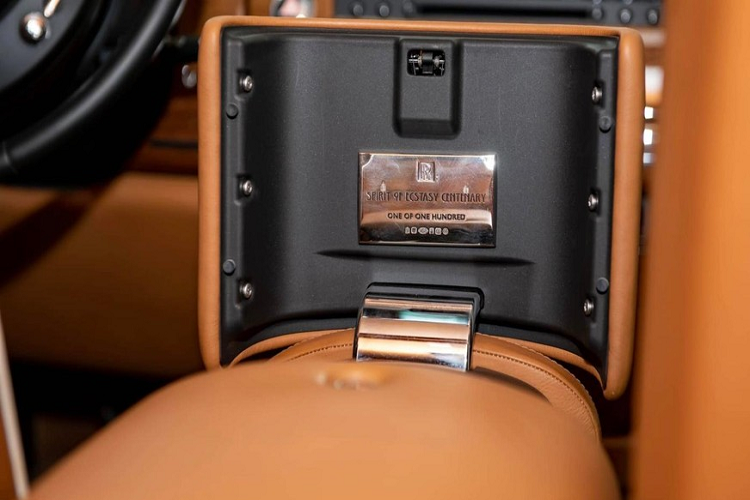 "Trái tim" của chiếc xe siêu sang Rolls-Royce Phantom biển đẹp, thuộc bản giới hạn 100 chiếc này vẫn sở hữu khối động cơ V12, dung tích 6,75 lít, sản sinh công suất tối đa 453 mã lực ở vòng tua máy 5.350 vòng/phút và mô-men xoắn cực đại 720 Nm ở vòng tua 3.500 vòng/phút. Xe đi kèm hộp số tự động 6 cấp.