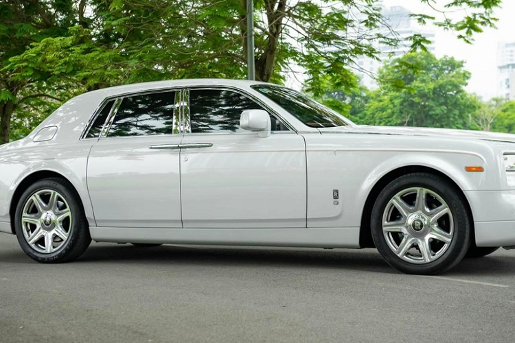 Ngoại thất chiếc xe siêu sang Rolls-Royce Phantom này mang màu sơn trắng, cùng với đó là các chi tiết mạ crôm bóng loáng, đi cùng với đó là đường Coachline màu vàng cùng logo thiếu phụ bay bên hông xe như dấu hiệu nhận biết đây là 1 chiếc xe Rolls-Royce Phantom bản giới hạn. 