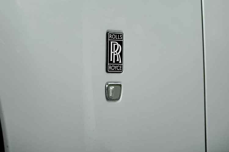 Chính vì vậy, phiên bản Rolls-Royce Phantom giới hạn 100 trên toàn cầu này được xem là "của hiếm" trên thị trường xe sang cũ tại Việt Nam hiện nay. Ngoài các chi tiết xác nhận đây là phiên bản giới hạn, ngoại thất xe còn khá đẹp và nguyên bản.