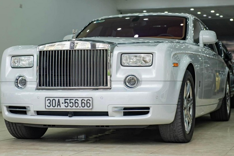 Được biết, chiếc Rolls-Royce Phantom biển đẹp đặc biệt này thuộc phiên bản thế hệ thứ 7, thuộc bản Series I, trong khi một chiếc xe Rolls-Royce Phantom giới hạn 100 xe khác đang có mặt tại Việt Nam mang màu đen nhưng thuộc bản Series II.