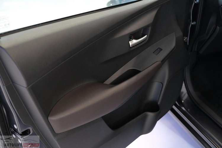 Về trang bị, Toyota Vios 2023 phiên bản Smart sẽ dễ dàng làm hài lòng những người dùng phổ thông nhờ màn hình thông tin giải trí dạng cảm ứng 9 inch, đặt nổi trên mặt táp-lô, hỗ trợ Apple CarPlay/Android Auto. Trước mặt người lái xuất hiện vô lăng bọc da, trang trí bằng những chi tiết ốp màu bạc.