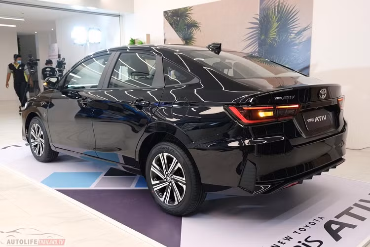 Tại thị trường Thái Lan, Toyota Vios 2023 được chia thành 4 phiên bản, bao gồm Sport, Smart, Premium và Premium Luxury. Giá xe Toyota Vios 2023 ở 4 phiên bản này lần lượt là 539.000 Baht (khoảng 349 triệu đồng), 584.000 Baht (378 triệu đồng), 659.000 Baht (427 triệu đồng) và 689.000 Baht (446 triệu đồng).