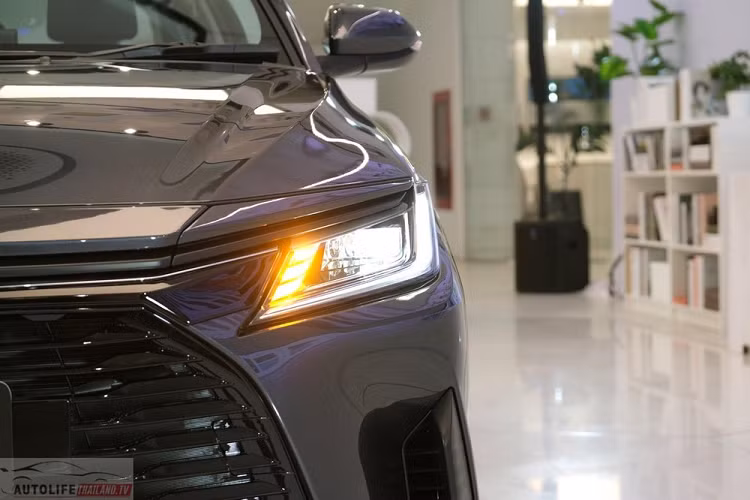 Trong số 4 phiên bản này, bản Smart hứa hẹn sẽ rất hút khách nhờ giá bán hợp túi tiền mà trang bị tương đối đầy đủ. Sau đây, xin mời các bạn cùng ngắm kỹ hơn thiết kế của Toyota Vios 2023 bản Smart ở thị trường Thái Lan. Tuy là bản cấp thấp nhưng Toyota Vios Smart 2023 ở thị trường Thái Lan sở hữu thiết kế ngoại thất khá tươm tất, thậm chí khó có thể phân biệt với các bản cao cấp.