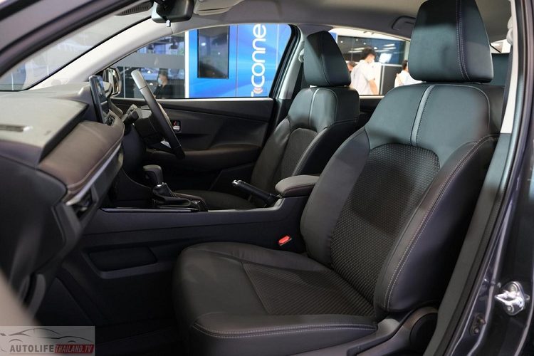 Ngoài ra, Toyota Vios 2023 bản Smart còn có những trang bị an toàn khác như camera lùi, 6 túi khí, hệ thống cân bằng điện tử, kiểm soát lực kéo, hỗ trợ khởi hành ngang dốc... và camera hành trình phía trước.