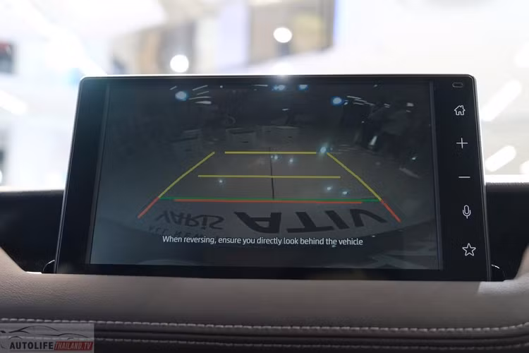 So với các phiên bản cao cấp, Toyota Vios Smart 2023 thiếu những trang bị an toàn như phanh tay điện tử, tính năng tự động giữ phanh tạm thời, camera 360 độ, hệ thống kiểm soát hành trình thích ứng, phanh đĩa trên bánh sau, cảnh báo điểm mù và cảnh báo phương tiện cắt ngang khi lùi.