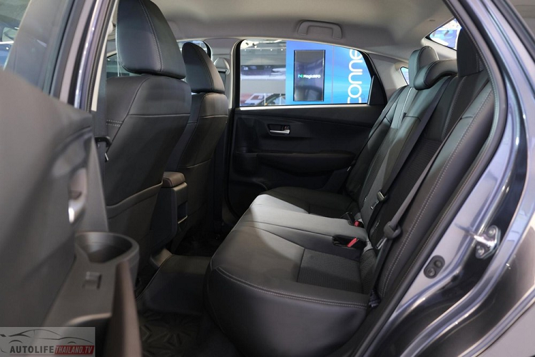 Theo đó, tuy không phải là bản cao cấp nhưng Toyota Vios Smart vẫn được trang bị gói công nghệ an toàn chủ động Toyota Safety Sense, bao gồm hệ thống cảnh báo và tự động phanh trước va chạm, cảnh báo lệch làn đường tích hợp tính năng tự động đánh lái, cảnh báo khi phương tiện phía trước khởi hành cũng như hệ thống kiểm soát chân ga.