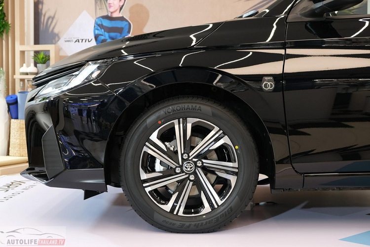 Vòng sang bên sườn, chúng ta có thể bắt gặp bộ vành hợp kim 16 inch, 7 chấu sơn 2 màu thể thao, đi với lốp 195/60 R16. Đây là loại vành được dùng cho cả 4 phiên bản của Toyota Vios 2023. Chưa hết, Toyota Vios 2023 bản Smart còn được trang bị anten hình vây cá trên nóc và gương chiếu hậu chỉnh điện, gập điện, tích hợp đèn báo rẽ.