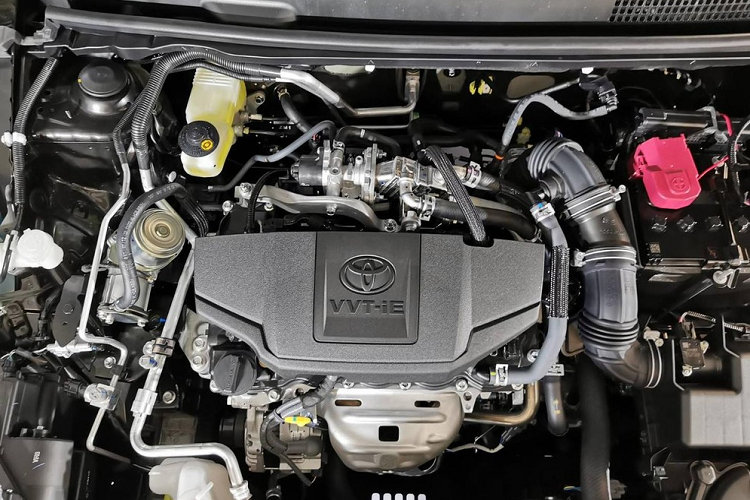 So với thế hệ cũ, động cơ chỉ mạnh hơn 2 mã lực và 1 Nm. Động cơ kết hợp với hộp số biến thiên vô cấp Super CVT-i sang số tuần tự và hệ dẫn động cầu trước như cũ. Lượng xăng tiêu thụ trung bình của xe là 23,3 km/lít (khoảng 4,29 lít/100 km).