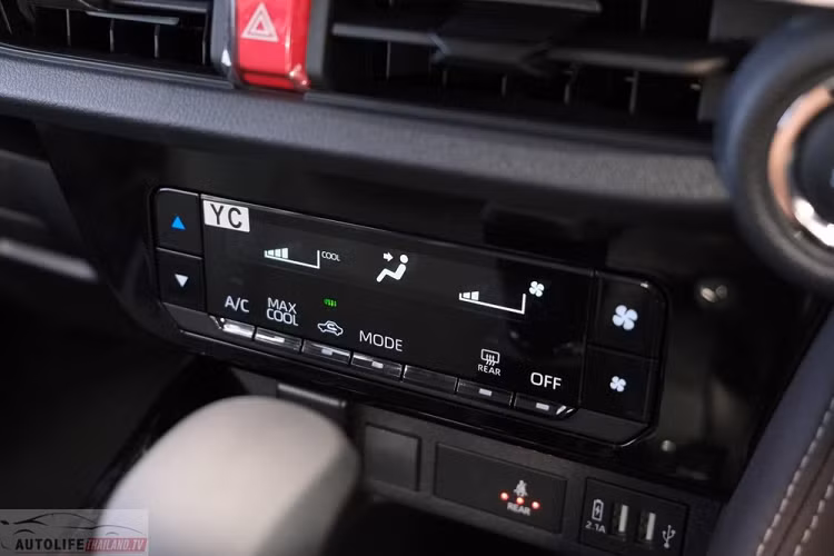 Đèn chiếu sáng nội thất dạng LED... và tấm che nắng tích hợp gương cỡ lớn. Thế nhưng, Toyota Vios Smart 2023 không có hệ thống đèn viền nội thất 64 màu hay 6 loa Pioneer như bản cao cấp. Bên cạnh tiện nghi vừa đủ, phiên bản Smart còn gây ấn tượng với trang bị an toàn.