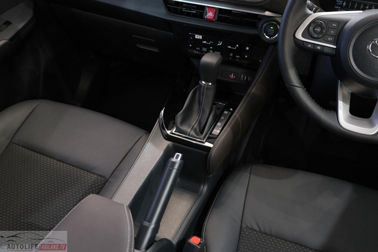 Bù lại, Toyota Vios Smart 2023 giúp người mua tiết kiệm số tiền 75.000 Baht (48,6 triệu đồng) so với bản Premium. Nằm bên dưới nắp ca-pô của Toyota Vios Smart 2023 cũng là động cơ xăng 4 xi-lanh, DOHC, dung tích 1.2L, sản sinh công suất tối đa 94 mã lực tại tua máy 6.000 vòng/phút và mô-men xoắn cực đại 110 Nm tại tua máy 4.400 vòng/phút như 3 phiên bản còn lại.