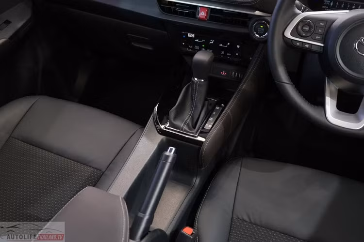 Bù lại, Toyota Vios Smart 2023 giúp người mua tiết kiệm số tiền 75.000 Baht (48,6 triệu đồng) so với bản Premium. Nằm bên dưới nắp ca-pô của Toyota Vios Smart 2023 cũng là động cơ xăng 4 xi-lanh, DOHC, dung tích 1.2L, sản sinh công suất tối đa 94 mã lực tại tua máy 6.000 vòng/phút và mô-men xoắn cực đại 110 Nm tại tua máy 4.400 vòng/phút như 3 phiên bản còn lại.