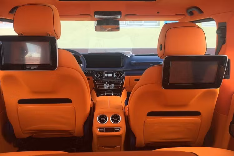 Được biết, số lượng xe Brabus 800 Widestar tại dải đất hình chữ S này gần 10 xe nhưng chỉ có duy nhất một siêu phẩm độ từ Mercedes-AMG G63 sở hữu màu sơn xanh Brilliant Blue ở Hải Phòng. Ngoài ra, ngoại thất của xe còn sở hữu rất nhiều tùy chọn carbon do thuộc bản độ Brabus 800 Widestar, bộ la-zăng đúc Brabus Platinum Edition Monoblock kích thước 23 inch, hệ thống ống xả bằng thép không gỉ.