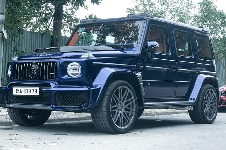 Những thay đổi ở động cơ cũng giúp Brabus 800 Widestar rút ngắn thời gian tăng tốc từ vị trí xuất phát lên 100 km/h chỉ trong vòng 4,1 giây. Vận tốc tối đa vẫn là 240 km/h do bị khóa tua điện tử. Hộp số đi kèm là loại 9 cấp, được nâng cấp lẫy chuyển số trên vô lăng bằng nhôm mang tên Brabus Race. Mức giá xe Brabus 800 Widestar của đại gia Hải Phòng chắc chắn sẽ không dưới 13 tỷ đồng.