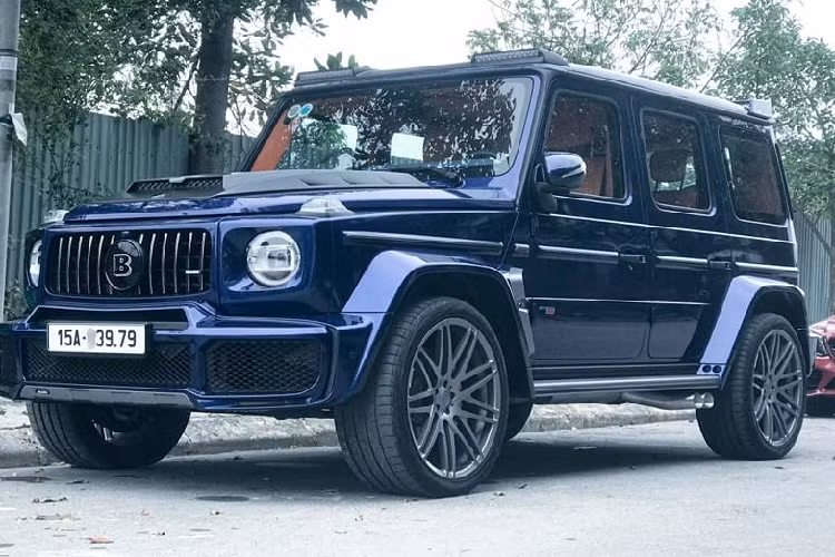 Những thay đổi ở động cơ cũng giúp Brabus 800 Widestar rút ngắn thời gian tăng tốc từ vị trí xuất phát lên 100 km/h chỉ trong vòng 4,1 giây. Vận tốc tối đa vẫn là 240 km/h do bị khóa tua điện tử. Hộp số đi kèm là loại 9 cấp, được nâng cấp lẫy chuyển số trên vô lăng bằng nhôm mang tên Brabus Race. Mức giá xe Brabus 800 Widestar của đại gia Hải Phòng chắc chắn sẽ không dưới 13 tỷ đồng.