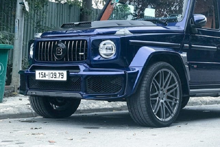 Mẫu xe SUV hạng sang Brabus 800 Widestar xuất hiện trước nhà riêng của đại gia này với tấm biển 15A-X39.79. Có thể thấy, 2 con số 39 và 79 là tượng trưng cho thần tài nhỏ cũng như thần tài lớn, cặp số rất được giới doanh nhân và đại gia Việt yêu thích mỗi lần đi bấm biển số.