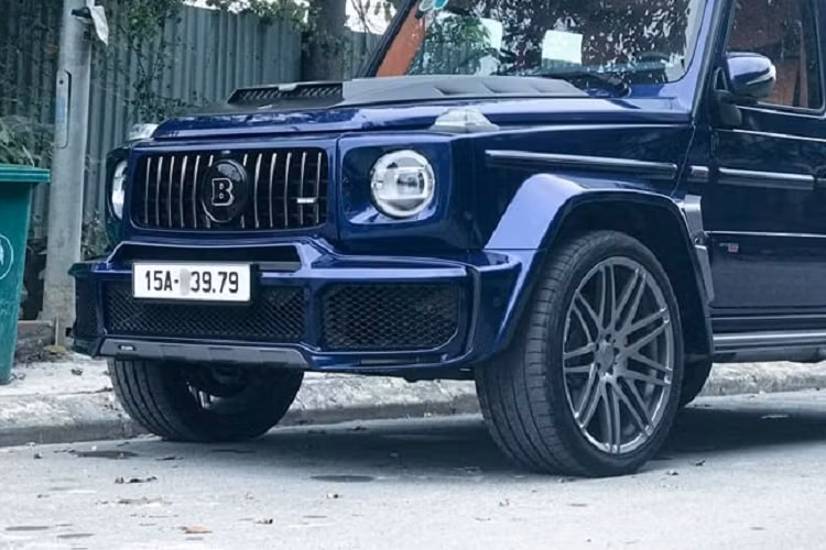 Mẫu xe SUV hạng sang Brabus 800 Widestar xuất hiện trước nhà riêng của đại gia này với tấm biển 15A-X39.79. Có thể thấy, 2 con số 39 và 79 là tượng trưng cho thần tài nhỏ cũng như thần tài lớn, cặp số rất được giới doanh nhân và đại gia Việt yêu thích mỗi lần đi bấm biển số.