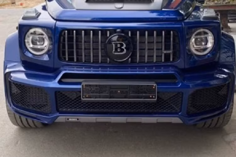 Trong số hàng chục siêu xe, xe siêu sang, SUV và cả xe cổ mà đại gia Hải Phòng này đang sở hữu, chỉ còn khoảng vài chiếc chưa được ra biển số và có thâm niên lâu nhất phải kể đến Brabus 800 Widestar, mẫu xe độ đầu tiên có mặt tại Việt Nam dựa trên chiếc Mercedes-AMG G63. Nhưng hình ảnh mới nhất do 1 trang siêu xe đăng tải cho thấy, chiếc Brabus 800 Widestar tại Hải Phòng đã có chứng minh nhân dân.