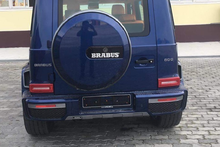 Tiến vào bên trong khoang lái, chiếc SUV hạng sang Brabus 800 Widestar mới được chủ xe Koenigsegg CCX cho ra biển số có nội thất màu cam rực rỡ kết hợp da bọc màu xanh dương Brilliant Blue, tông xuyệt tông với màu sơn ngoại thất.