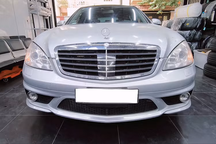 Một xưởng độ có tiếng tại TP.HCM vừa đăng tải video về chiếc Mercedes-Benz S63 AMG đặc biệt. Theo đó, chủ xe yêu cầu xưởng độ phải phải biến đổi hoàn toàn chiếc S63 sao cho không ai có thể nhận ra. Được biết, chiếc Mercedes-Benz S63 AMG thuộc thế hệ thứ 5. Vào thời điểm 10 năm về trước, đây là mẫu Mercedes-Benz đắt giá nhất tại Việt Nam.