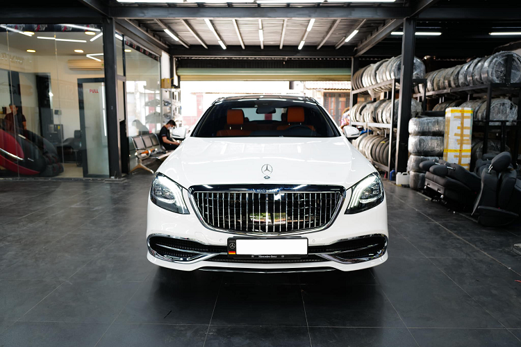 Cụ thể, ngoại hình Mercedes-Benz S63 AMG nhái Maybach S450 với cụm đèn hậu cũng được thay bằng loại LED 3 sọc. Cản sau mạ chrome bao trọn cụm ống xả kép. Phần cốp xe cũng được thay mới hoàn toàn, tuy nhiên vẫn là dạng chỉnh cơ. Bộ mâm nguyên bản cũng được thay bằng loại đa chấu kép kích thước 22 inch thường xuất hiện trên dòng Maybach S680 có giá lăn bánh tại Việt Nam rơi vào khoảng 30 tỷ đồng.