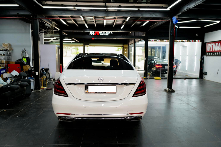 Khoang nội thất của chiếc Mercedes-Benz S63 AMG sau khi được độ lại cũng mang diện mạo hoàn toàn mới. Toàn bộ bên trong xe đều được bọc lại bằng da nappa và được phối 2 tông màu đen và cam Hermes giống trên những chiếc Bentley thế hệ mới.