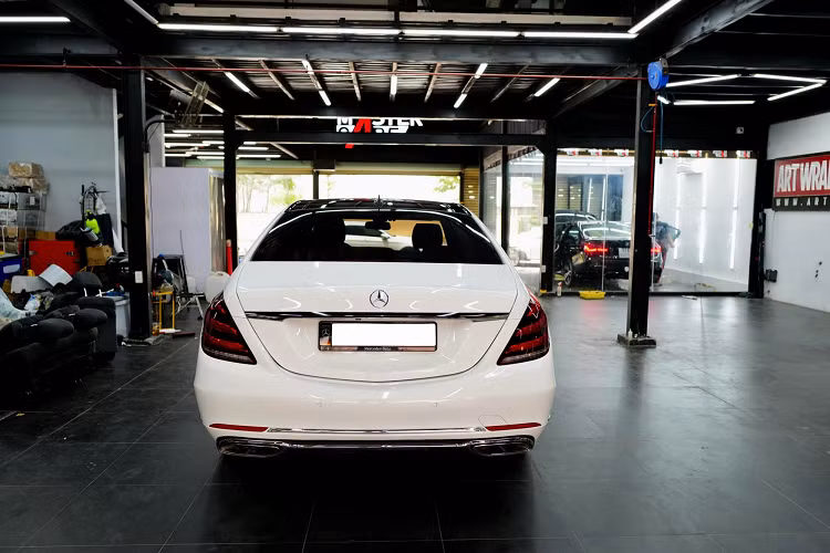 Khoang nội thất của chiếc Mercedes-Benz S63 AMG sau khi được độ lại cũng mang diện mạo hoàn toàn mới. Toàn bộ bên trong xe đều được bọc lại bằng da nappa và được phối 2 tông màu đen và cam Hermes giống trên những chiếc Bentley thế hệ mới.