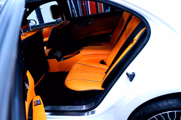 Theo đó, chiếc S63 AMG được chuyển từ cấu hình 5 chỗ ngồi xuống chỉ còn 4 chỗ ngồi. Thêm vào đó, người ngồi ở hàng ghế này được bố trí thêm 2 bàn làm việc có thể tháo rời và cất gọn tùy ý. 