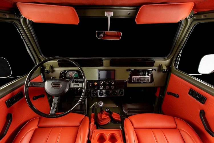 Hệ thống treo của chiếc Land Cruiser 1983 này cũng đã được thay đổi thành lò xo lá ARB/Old Man Emu và thiết lập bộ giảm xóc thể thao Nitrocharger giúp nâng cao khung thêm lên 2,5 inch (6,35 cm), và bánh trước có phanh đĩa nâng cấp. Dưới nắp capô là động cơ 6 xi-lanh thẳng hàng dung tích 4.2 lít nguyên bản, truyền công suất 143 mã lực và 312 Nm mô-men xoắn cực đại đến cả 4 bánh thông qua hộp số sàn 5 cấp.