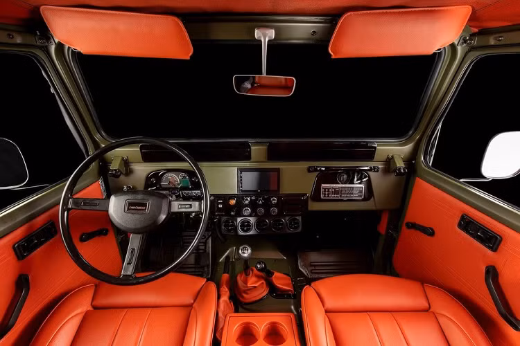 Hệ thống treo của chiếc Land Cruiser 1983 này cũng đã được thay đổi thành lò xo lá ARB/Old Man Emu và thiết lập bộ giảm xóc thể thao Nitrocharger giúp nâng cao khung thêm lên 2,5 inch (6,35 cm), và bánh trước có phanh đĩa nâng cấp. Dưới nắp capô là động cơ 6 xi-lanh thẳng hàng dung tích 4.2 lít nguyên bản, truyền công suất 143 mã lực và 312 Nm mô-men xoắn cực đại đến cả 4 bánh thông qua hộp số sàn 5 cấp.