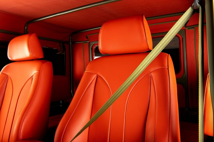 Leyton đã bổ sung một số trang bị cần phải có cho ngoại thất như lưới tản nhiệt mới, bộ tời Warn 3,6 tấn, nhiều đèn địa hình LED, và bộ kích nâng cao. Những nét hiện đại khác bao gồm bộ đèn xi-nhan và đèn pha LED hiện đại. Một tấm cản va địa hình Colombia cứng cáp và một bộ bánh xe địa hình to lớn giúp hoàn thiện vẻ ngoài.