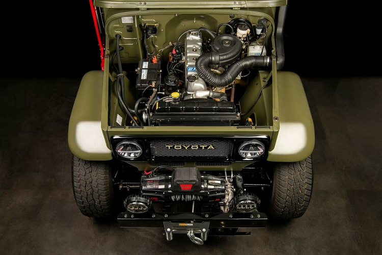 Bước vào bên trong và bạn sẽ lập tức nhận ra chiếc Land Cruiser 39 tuổi này trông đẹp hơn hồi mới xuất xưởng. Sự phối hợp giữa màu sơn mờ Militia Green và màu cam xuất hiện xuyên suốt nội thất, với ghế bọc da màu cam, cũng như cần số, ốp cửa và đệm trần.