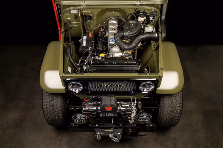 Bước vào bên trong và bạn sẽ lập tức nhận ra chiếc Land Cruiser 39 tuổi này trông đẹp hơn hồi mới xuất xưởng. Sự phối hợp giữa màu sơn mờ Militia Green và màu cam xuất hiện xuyên suốt nội thất, với ghế bọc da màu cam, cũng như cần số, ốp cửa và đệm trần.