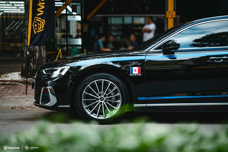 Điểm khác là trên 2 hốc gió bên hông đầu xe được dán màu đỏ và xanh dương cùng việc ốp ngoài vốn mạ crôm bóng loáng. Thay đổi mạnh mẽ và nhiều nhất trên chiếc xe sang Audi A8L thế hệ mới của tay chơi Minh "Nhựa" chính là nằm ở bên hông.