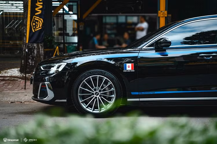 Điểm khác là trên 2 hốc gió bên hông đầu xe được dán màu đỏ và xanh dương cùng việc ốp ngoài vốn mạ crôm bóng loáng. Thay đổi mạnh mẽ và nhiều nhất trên chiếc xe sang Audi A8L thế hệ mới của tay chơi Minh "Nhựa" chính là nằm ở bên hông.