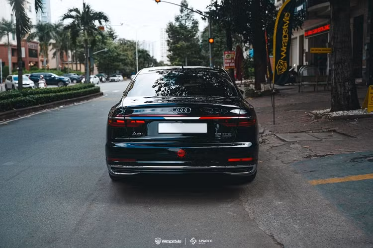 Cuối cùng, con số 405 được bao quanh hình ảnh mặt trời màu đỏ ngay trên khuếch tán sau. Như vậy, trên bộ áo màu đen của xe Audi A8L 2022, Minh "Nhựa" yêu cầu thợ Sài thành dán thêm các sọc màu xanh, trắng, đỏ bên hông và đuôi xe cùng với việc chữ ký và thêm 2 sọc màu xanh đậm chạy song song nhau bên hông xe.