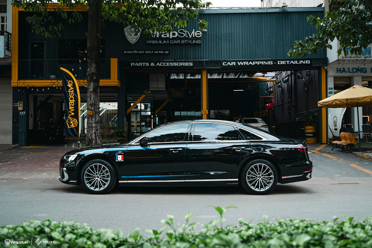 Trong lần này, chiếc SUV hạng sang Mercedes-AMG G63 Edition One phục vụ Minh "Nhựa" hơn 3 năm qua cũng được cho đi làm đẹp để tông xuyệt tông cùng xe Audi A8L 2022.